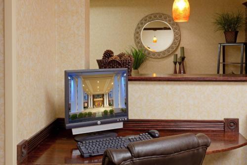 Holiday Inn Express Hotel & Suites Middleboro Raynham