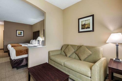 Hotel Comfort Suites Near Stonebriar Mall