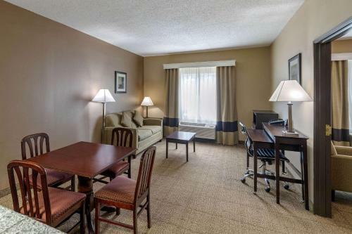 Hotel Comfort Suites Near Stonebriar Mall