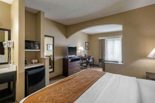 Hotel Comfort Suites Near Stonebriar Mall