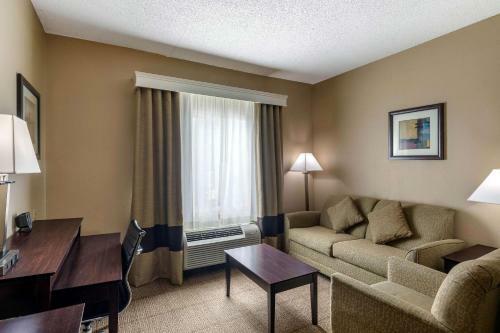 Hotel Comfort Suites Near Stonebriar Mall