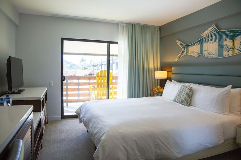 Lakehouse Hotel And Resort