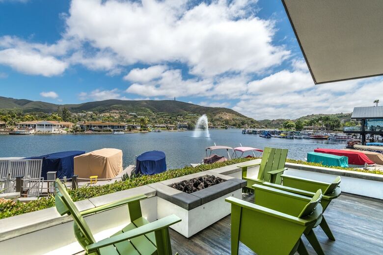 Lakehouse Hotel And Resort