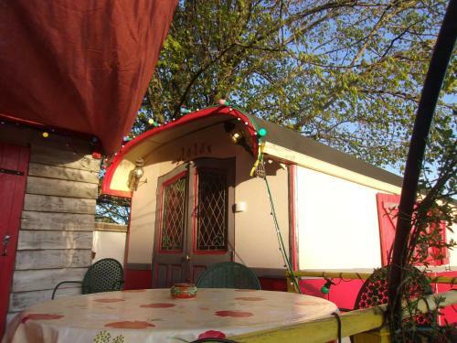 Bed & Breakfast La Roulotte De Lola - Chambre D'h�tes