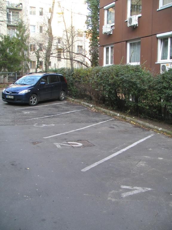 Leslie Apartments
