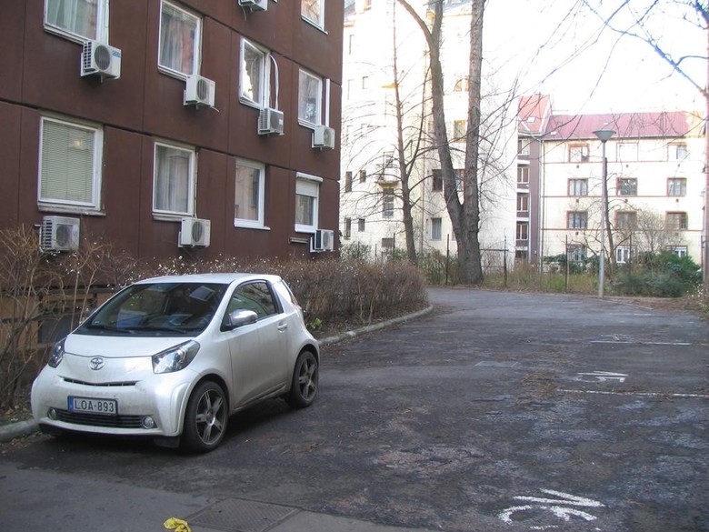 Leslie Apartments