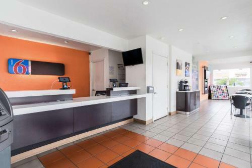 Motel 6 Long Beach International City