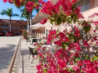 Motel Hibiscus Suites