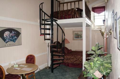 Hostal 463 Beacon Street Guest House