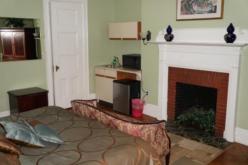 Hostal 463 Beacon Street Guest House