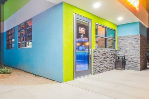 Ccbc Resort Hotel - A Gay Men's Resort