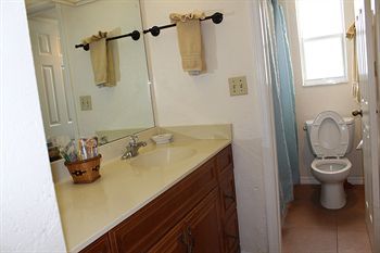 The Boathouse Motel