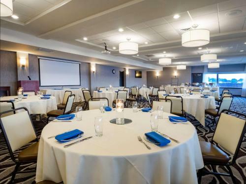 Hotel Niagara Riverside Resort; Bw Premier Collection