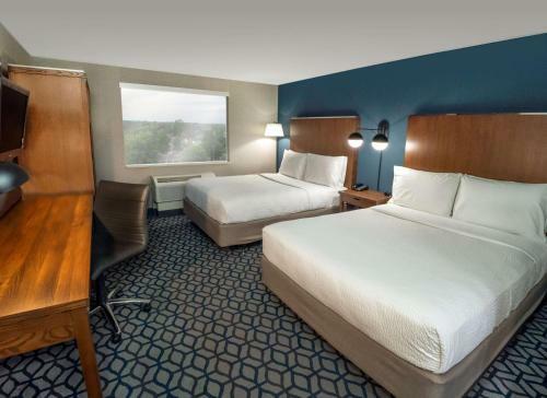 Hotel Niagara Riverside Resort; Bw Premier Collection