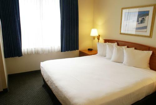 Hotel Country Inn & Suites Lansing