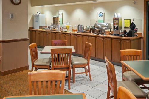 Hotel Country Inn & Suites Lansing