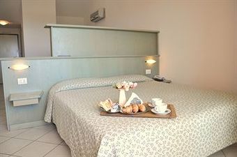 Hotel Palm Village