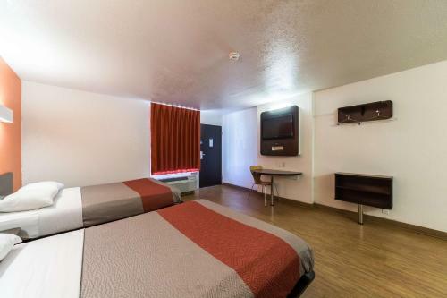 Motel 6 Uvalde