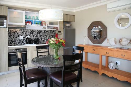 Hostal On The Beach Guesthouse & Apartments