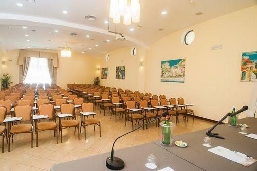 Le Chemin�e Business Hotel