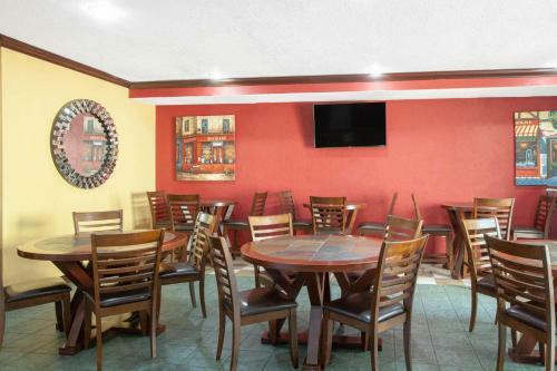 Hotel Maingate Inn & Suites At Four Corners
