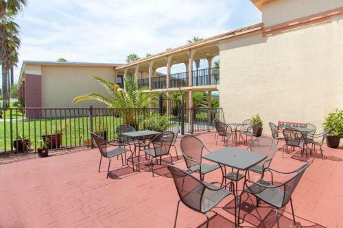 Hotel Maingate Inn & Suites At Four Corners