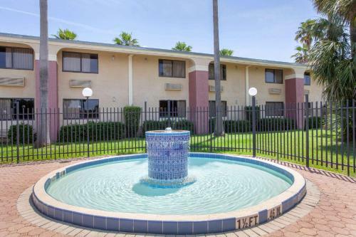 Hotel Maingate Inn & Suites At Four Corners