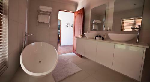 Aaldering Vineyards, Winefarm & Luxury Lodges