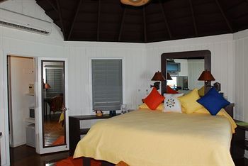 Hotel Compass Point Beach Resort