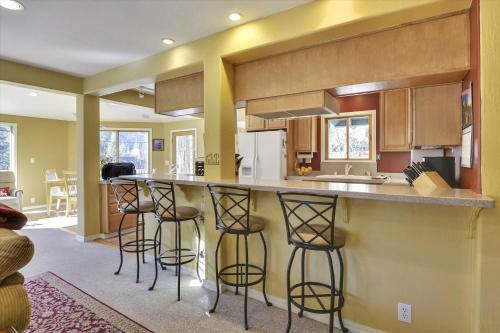 Squaw Chalet By Tahoe Vacation Rentals