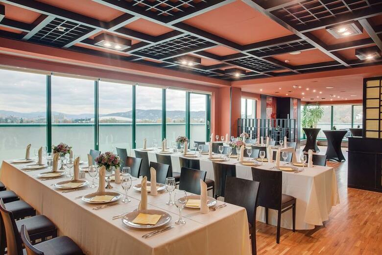City Plaza Hotel
