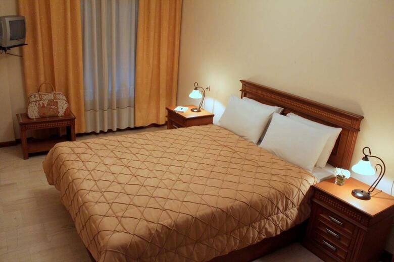 Hotel Famissi