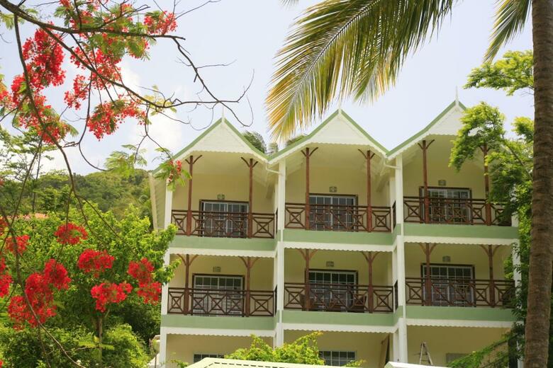 Hotel Marigot Beach Club & Dive Resort