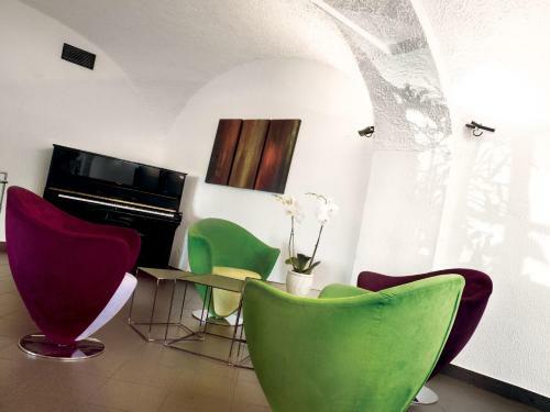 Jet Hotel