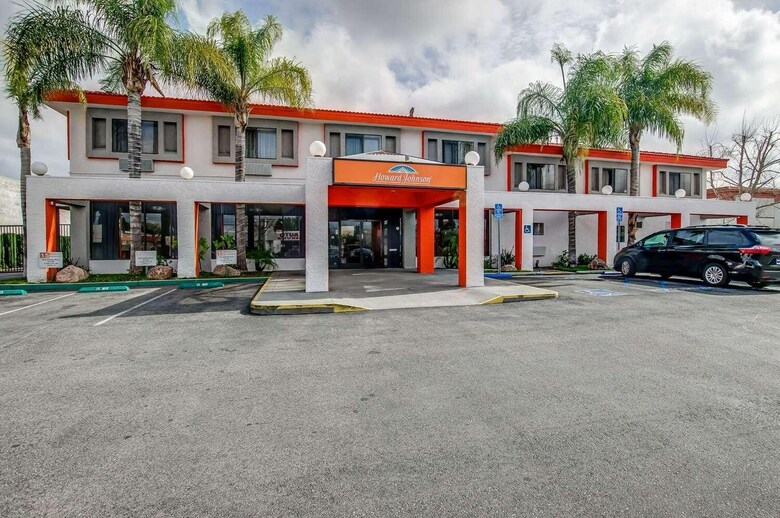 Hotel Howard Johnson Inn And Suites Reseda