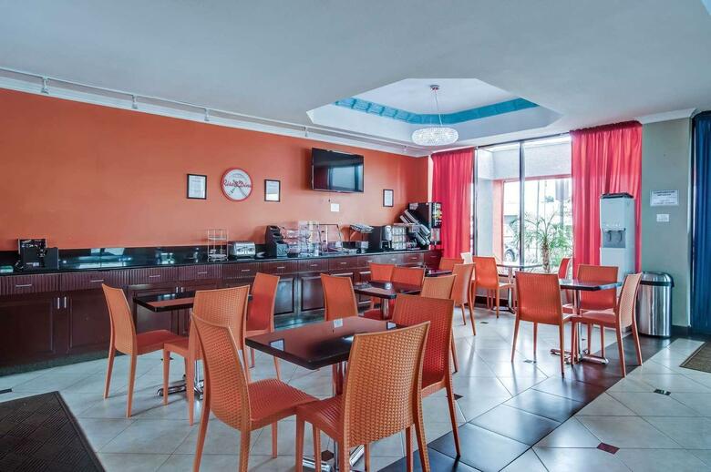 Hotel Howard Johnson Inn And Suites Reseda
