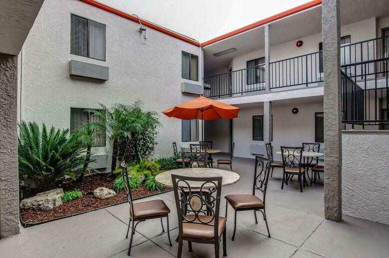 Hotel Howard Johnson Inn And Suites Reseda