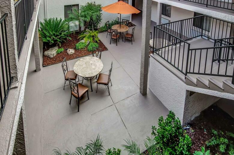 Hotel Howard Johnson Inn And Suites Reseda
