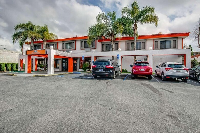 Hotel Howard Johnson Inn And Suites Reseda