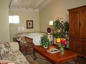 Posada Meadowlark Inn