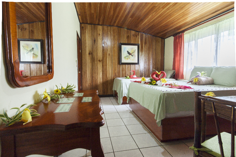 Hotel Green Lagoon Falls Park Lodge