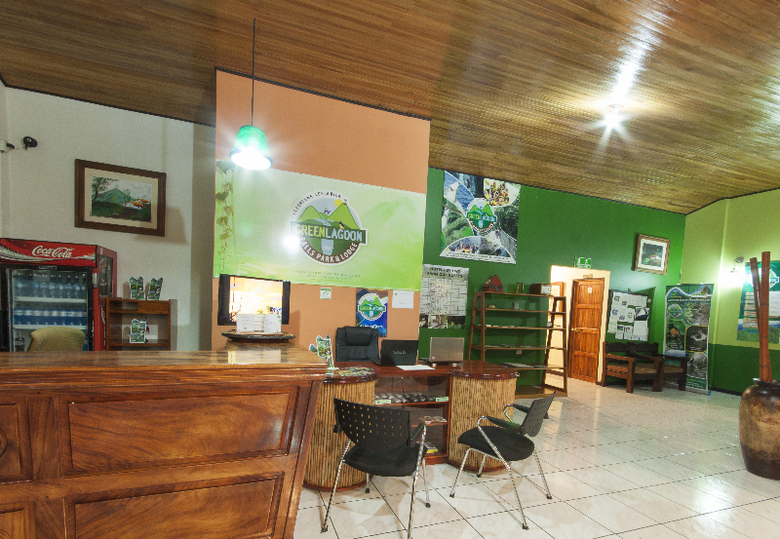 Hotel Green Lagoon Falls Park Lodge