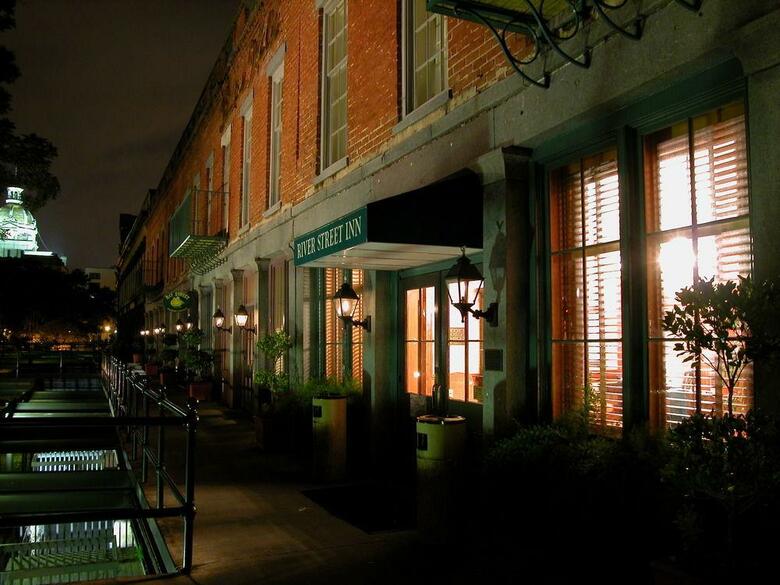 Hotel River Street Inn