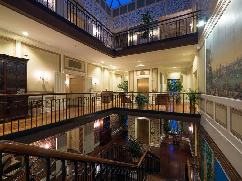 Hotel River Street Inn