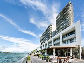 Hotel Cairns Harbour Lights