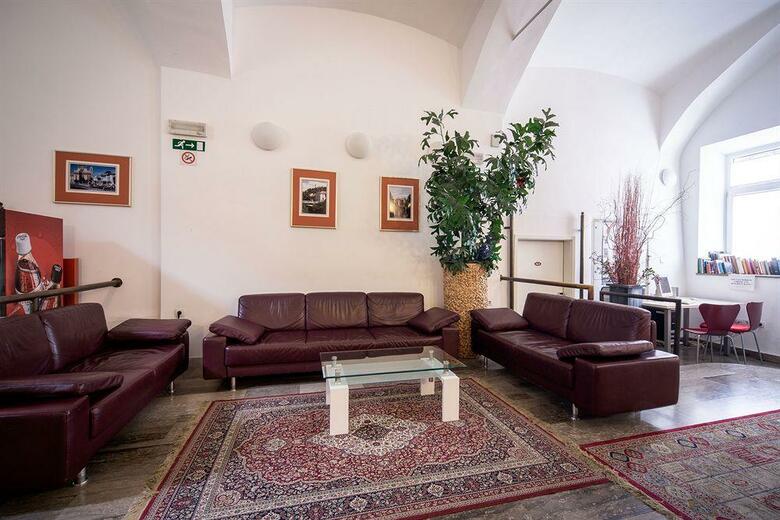 Emonec Hotel