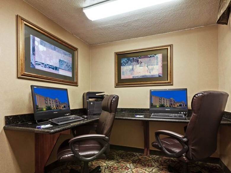 Holiday Inn Express Hotel & Suites Selma