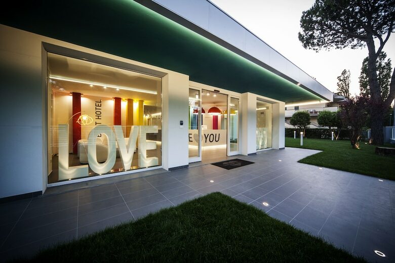 Hotel Love Boat