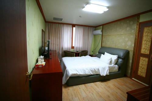 Gumi Metro Hotel