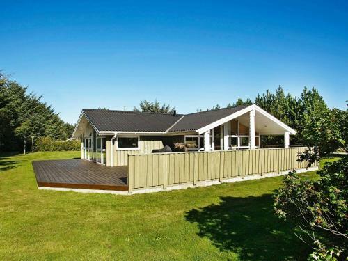 Three-bedroom Holiday Home In L�kken 62